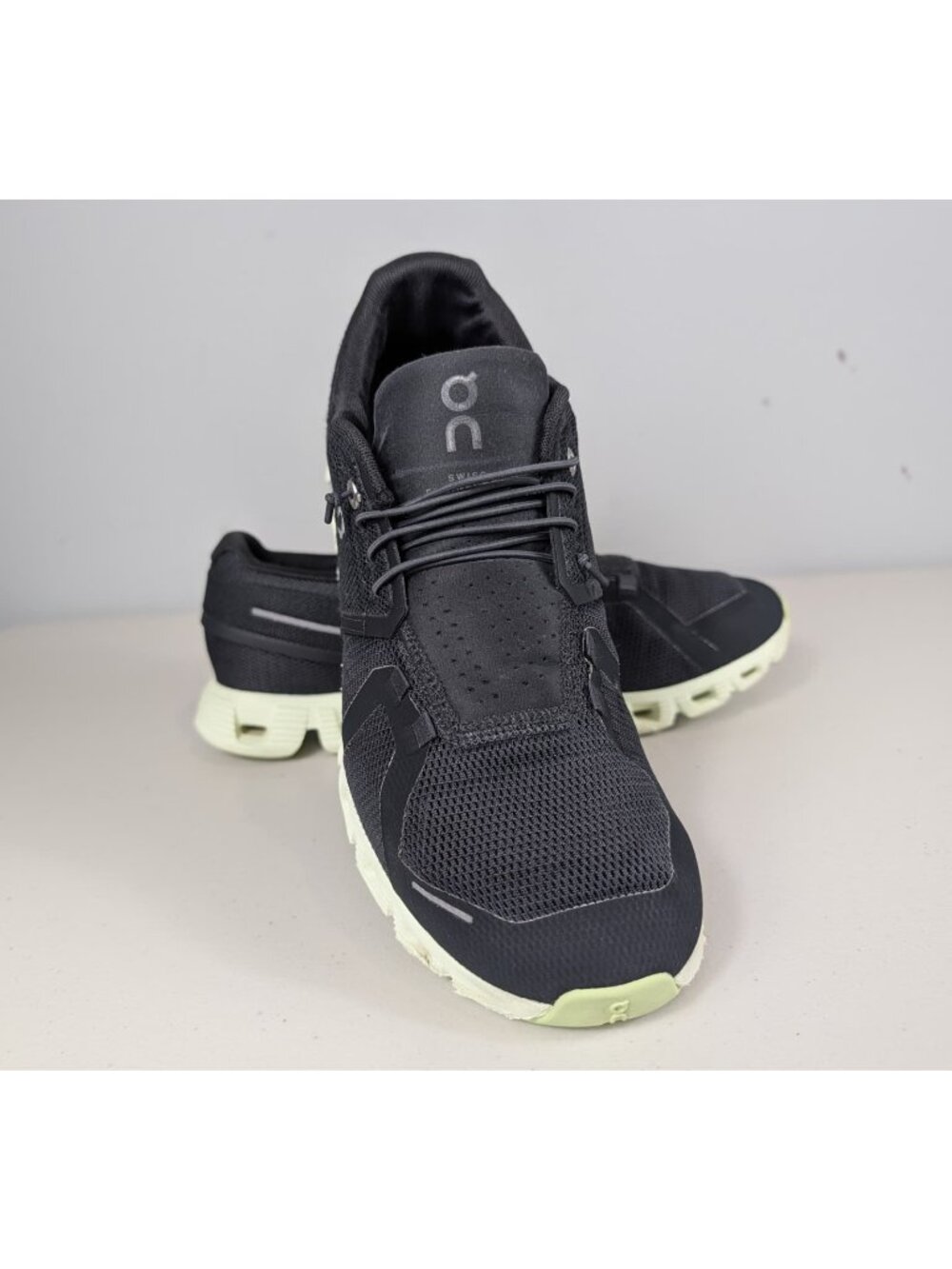 On cloud 5 black/green Swiss engineering running shoes women's size 9.5